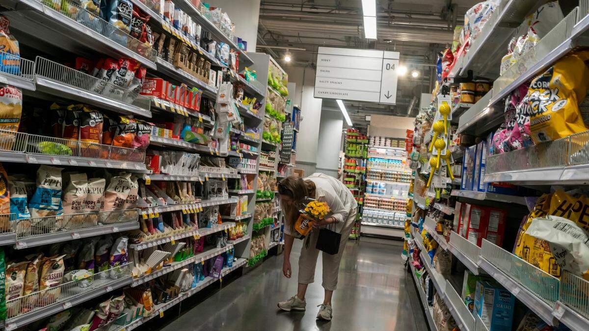 Una mujer hace sus compras en un supermercado Whole Foods en Nueva York, el viernes 6 de septiembre de 2024. La inflación en Estados Unidos bajó a 2.5% en agosto, un descenso que posiblemente impulsará a la Reserve Federal a recortar la tasa de interés. 