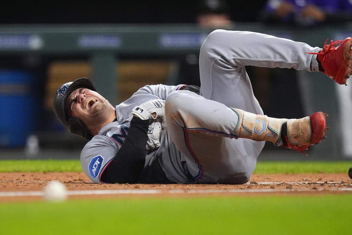 El jardinero de los Marlins de Miami Jakob Marsee reacciona tras recibir un pelotazo en el sexto inning del partido ante los Rockies, celebrado el 17 de septiembre de 2025 en Denver, Colorado.