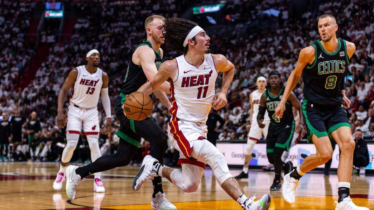 Jaime Jáquez Jr. (centro) es el séptimo novato en la historia del Heat de Miami que es escogido para el Primer Equipo de Novatos de la NBA.