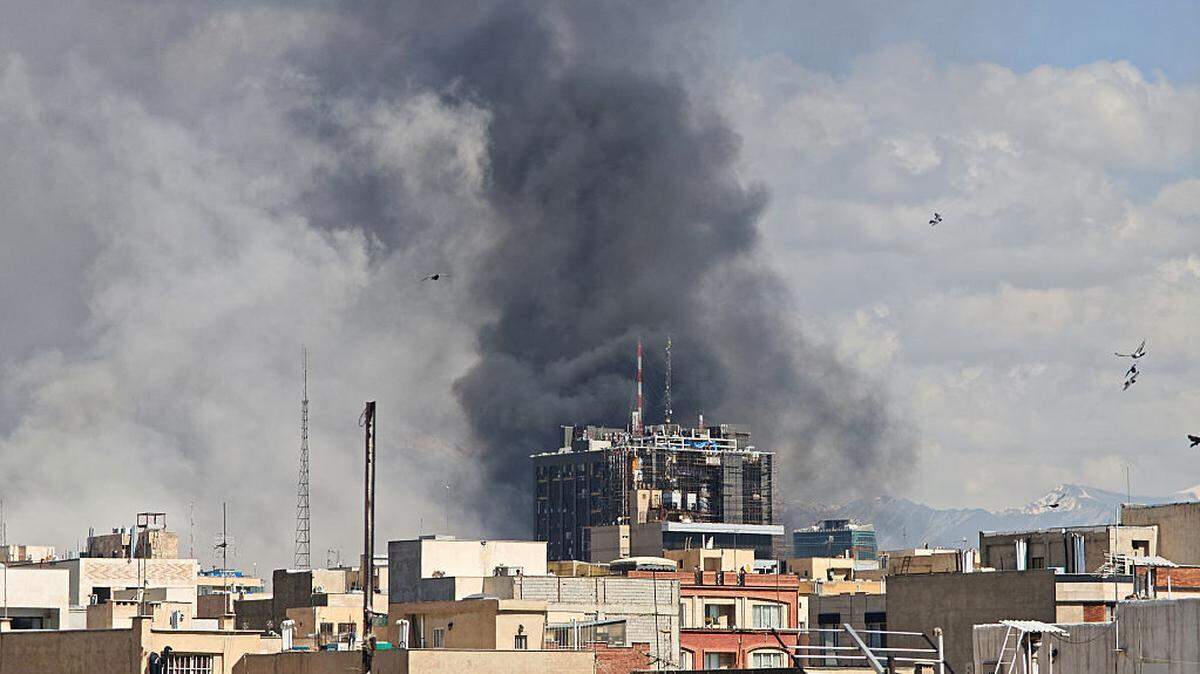 Columnas de humo se elevan sobre el horizonte tras las explosiones el domingo 1 de marzo de 2026 en Teherán, Irán.
