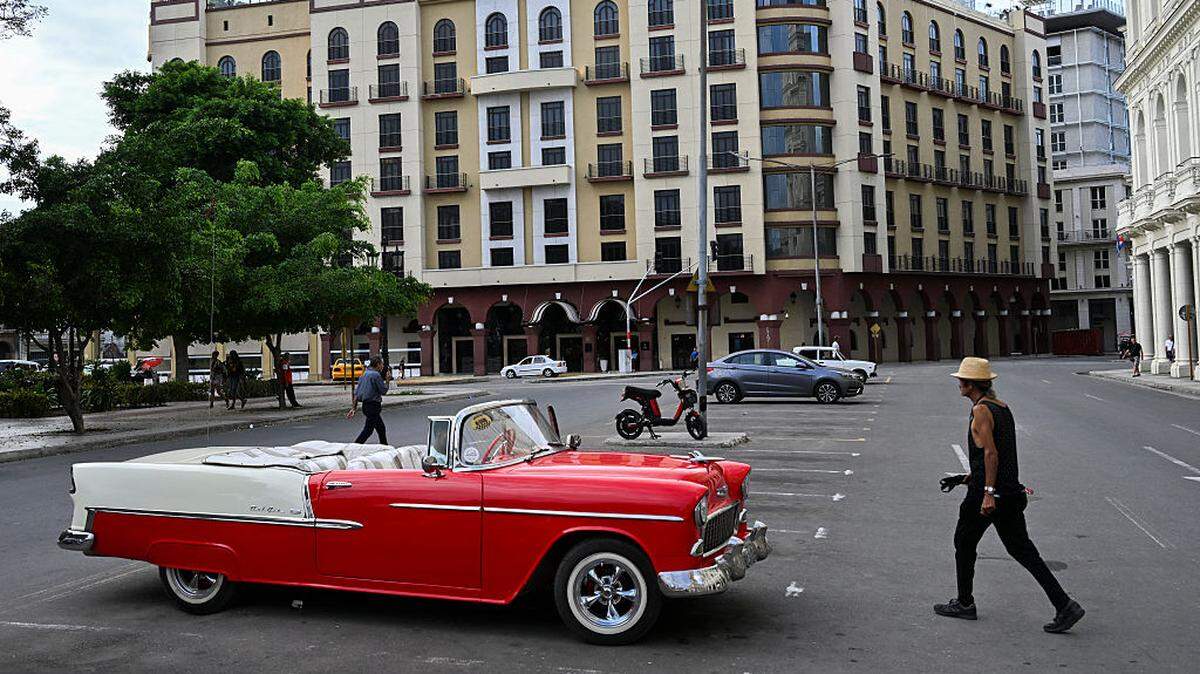 Foto de archivo. Un automóvil estadounidense permanece estacionado cerca del hotel Iberostar Parque Central en La Habana, el 12 de marzo de 2026.