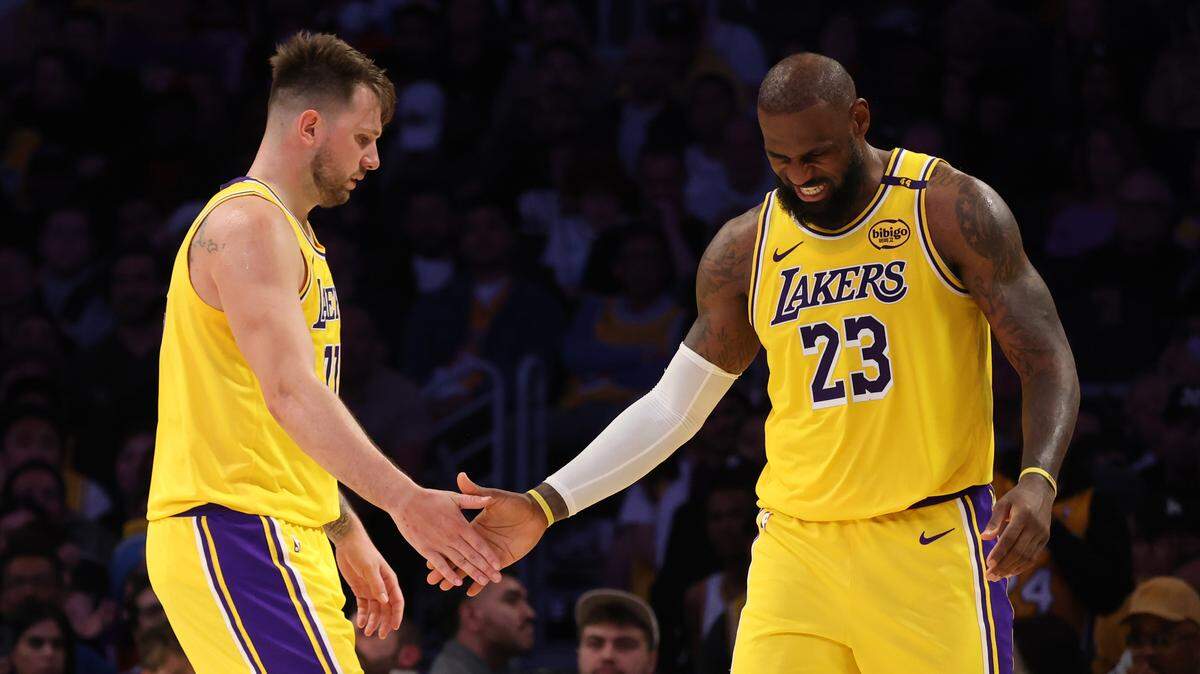 Los Lakers de Los Angeles vivirán un anticipo del futuro liderazgo de Luka Doncic en el arranque de la nueva temporada de la NBA, que LeBron James (der.) se perderá por lesión.