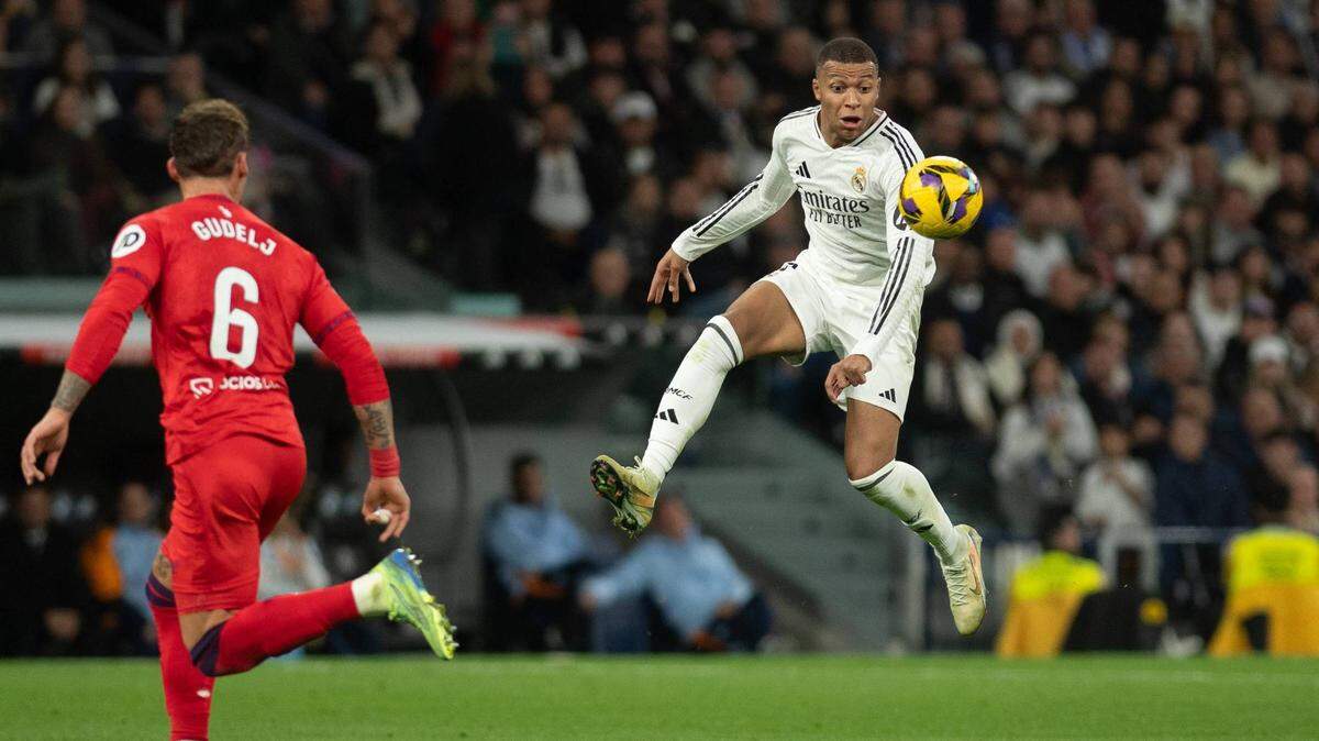 El delantero Kylian Mbappé (der.) anotó uno de los goles del Real Madrid en el triunfo 4-2 ante Sevilla, en el partido de la liga española celebrado el 22 de diciembre de 2024 en Madrid.