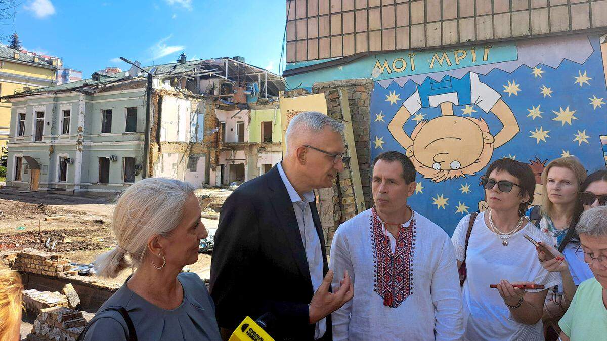 El embajador de Alemania, Martin Jäger (segundo de izquierda a derecha), visita un hospital de niños de Kiev cuyo patio y alrededores fue bombardeado por Rusia, el 19 de julio de 2024. A su lado está el director del hospital, Ochmatdyt Volodymyr Shovnir.