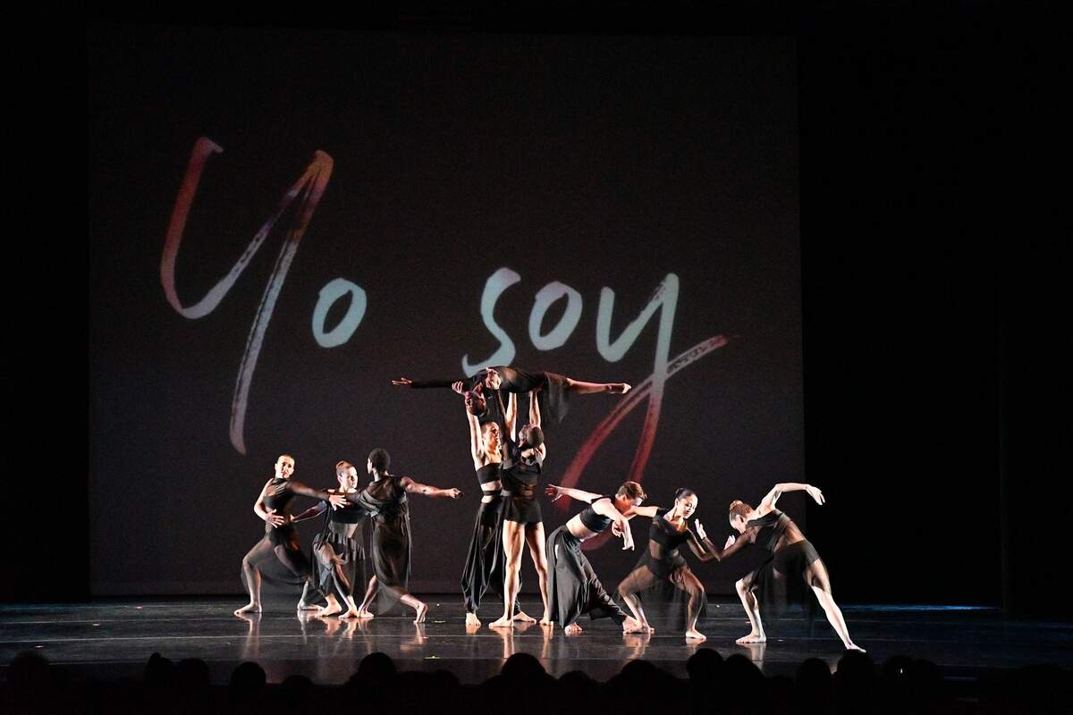 Los bailarines de Dance NOW! Miami (DNM) en la obra “Bridges Not Walls”.&nbsp;&nbsp;