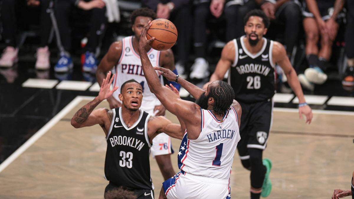 James Harden (1) igualó este lunes la mejor actuación de su carrera en playoffs al liderar con 45 puntos la victoria de los 76ers de Filadelfia ante los Celtics en el TD Garden de Boston, en el primer partido de las semifinales de la Conferencia Este.