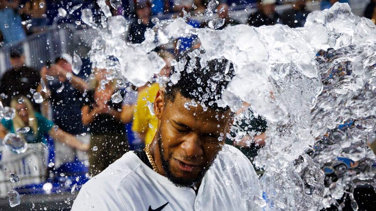 El segunda base de los Marlins Otto López recibe un baño de agua de sus compañeros de equipo tras pegar el hit que decidió la victoria ante los Cardenales de San Luis en el noveno inning, en el partido celebrado el 19 de junio de 2024 en Miami.