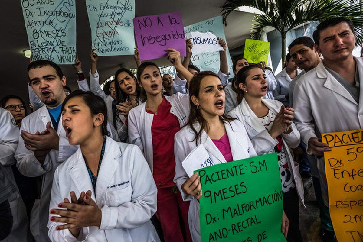 Médicos protestan contra la precariedad laboral y la falta de equipos de salud en Caracas en el 2015. La situación se ha deteriorado aún más desde entonces.