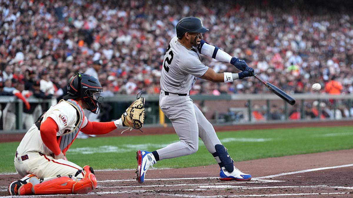 El torpedero de los Yankees de Nueva York José Caballero batea un doble en el segundo inning ante los Gigantes, en el partido inaugural de la nueva temporada de Grandes Ligas celebrado el 25 de marzo de 2026 en San Francisco. 