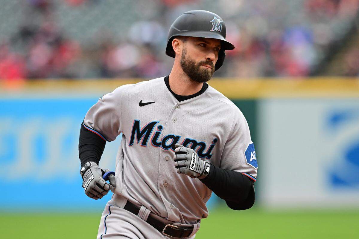 El segunda base de los Marlins Jon Berti corre las bases tras pegar un jonrón en el tercer inning del partido ante los Guardianes de Cleveland, celebrado el 23 de abril de 2023 en Cleveland.