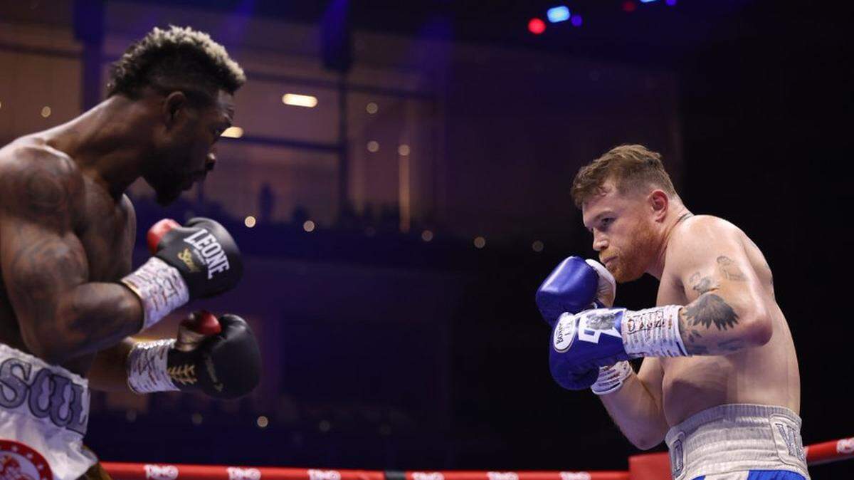 Saúl “Canelo’’ Álvarez (der.) unificó los títulos de peso supermediano al derrotar por decisión unánime al cubano William Scull, el sábado en Arabia Saudita.