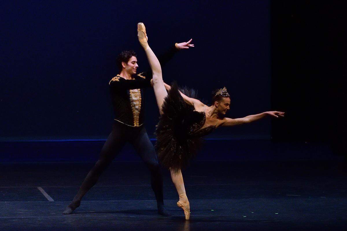 Sydney Dolan y Sterling Baca (Philadelphia Ballet) en “Cisne Negro” durante el IBFM 2021.