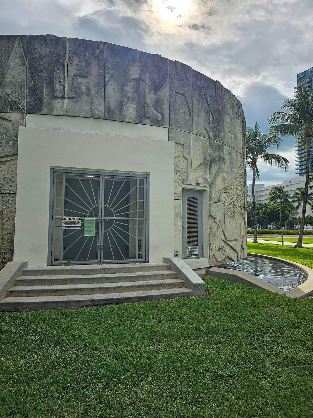 “The Story of Man”, 1962, de Albert Vrana. En la imagen, la fachada con la puerta antes de la restauración. 2150 Collins Ave.