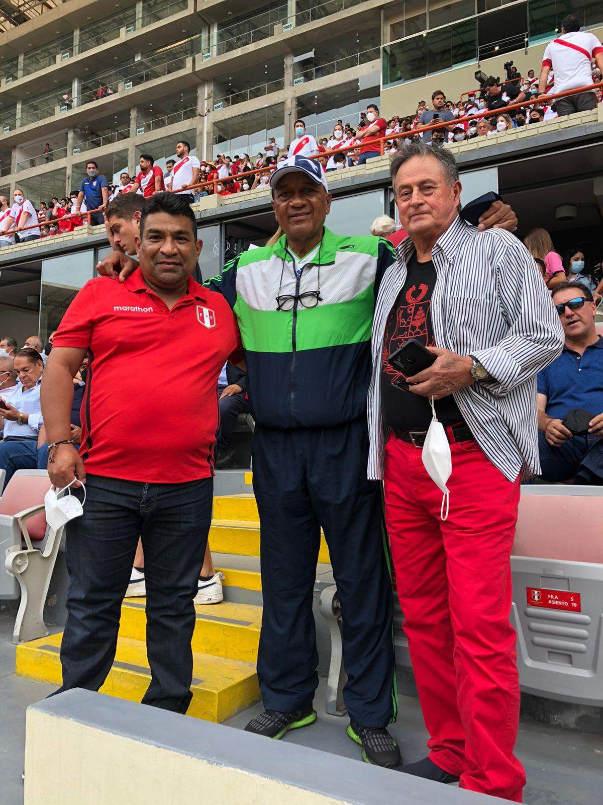 Hernán Saavedra (der.) con el mundialista José Velásquez (centro) en el intermedio del partido Perú vs. Paraguay, en el Estadio Nacional de Lima, el martes 29 marzo de 2022.