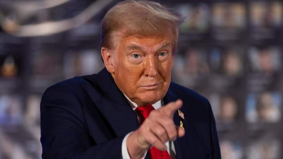 Donald Trump durante un evento público, agradeciendo a sus seguidores y compartiendo su visión para el futuro de Estados Unidos.