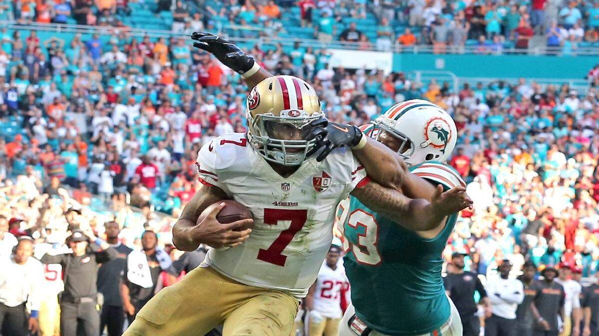 El quarterback de los 49ers Colin Kaepernick (izq.) fue frenado por Ndamukong Suh en la yarda dos, a dos segundos para finalizar el partido y cuando San Francisco (1-10) necesitaba un touchdown para empatar con Miami.