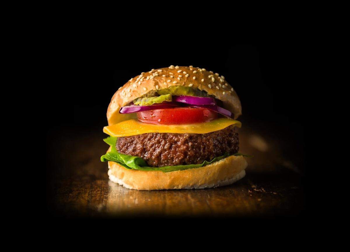 Una hamburguesa realizada con carne artificial por Mosa Meat, la empresa holandesa que busca comercializar en un futuro carne a partir de células cultivadas en el laboratorio.