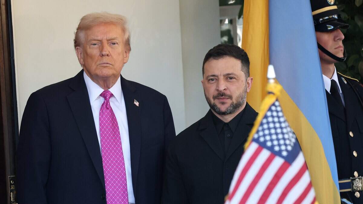 El presidente de Estados Unidos, Donald Trump (izq.), saluda al presidente de Ucrania, Volodímir Zelenski, afuera del Ala Oeste de la Casa Blanca el 17 de octubre de 2025, en Washington, DC.