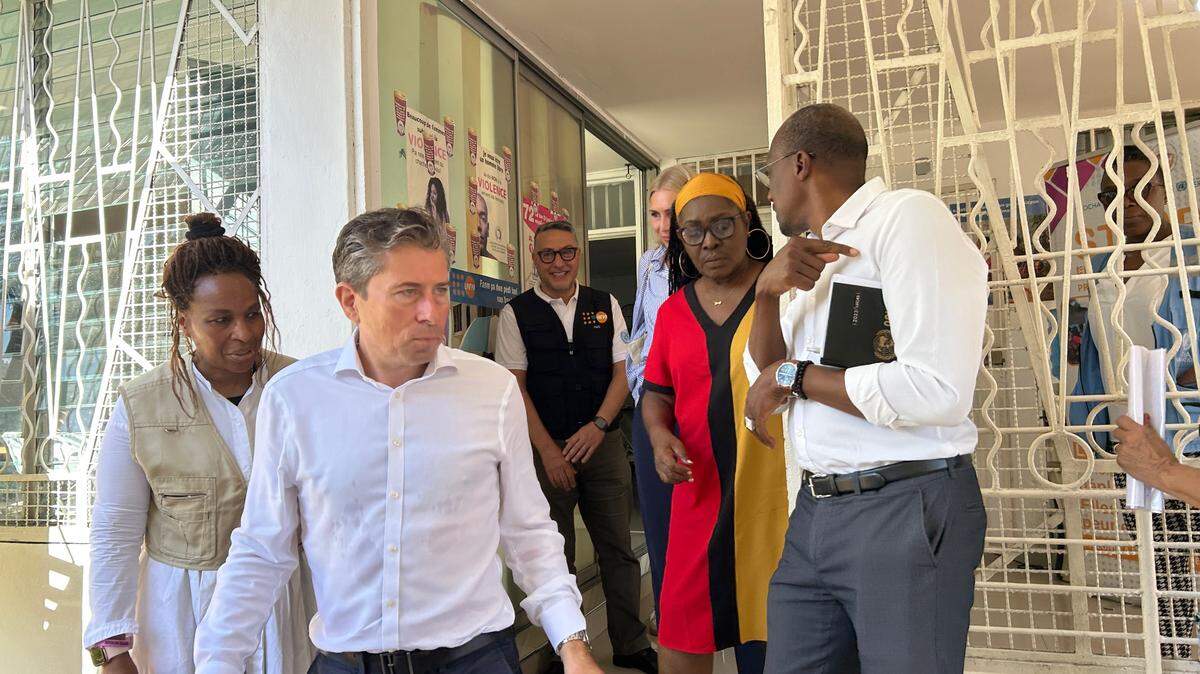El Secretario General Adjunto de Asuntos Humanitarios de las Naciones Unidas, Tom Fletcher (centro) escuchó el miércoles testimonios de mujeres violadas por pandilleros. Aquí aparece en Puerto Príncipe saliendo de una reunión durante una gira para evaluar la crisis en el país.