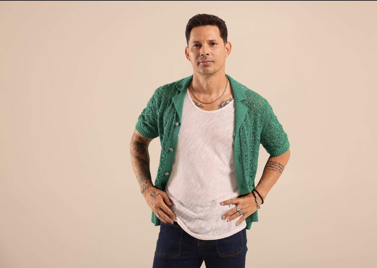 Leoni no se da respiro y aprovecha las oportunidades que da la industria de la música latina.