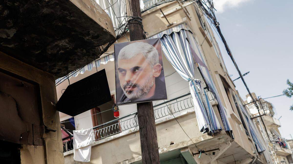 Una pancarta del político palestino Yahya Sinwar vista en Beirut.