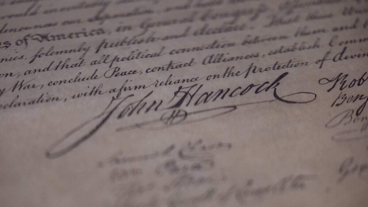 Un grabado de la Declaración de Independencia que lleva la firma de John Hancock se exhibe durante una presentación para la prensa de la exposición “250 Founding Documents Exhibit” (Exposición de los 250 documentos fundacionales) en el Museo de Miami, en Miami, Florida, el miércoles 17 de junio de 2026.