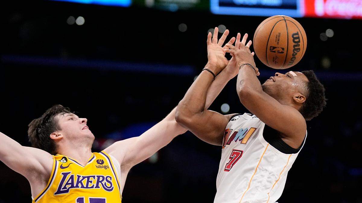 El jugador de los Lakers Austin Reaves desvía la pelota al armador del Heat Kyle Lowry (der.), en el partido celebrado el 4 de enero de 2023 en Los Angeles.