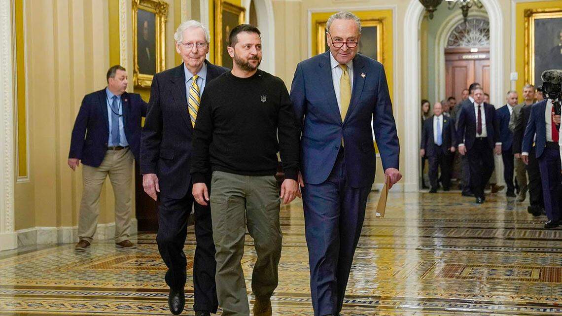 Foto de archivo del 12 de diciembre de 2023 que muestra al presidente de Ucrania, Volodímir Zelenski, para una reunión con el líder de la mayoría del Senado, el demócrata Chuck Schumer (Nueva York) y el líder de la minoría republicana Mitch McConnell (Kentucky), en el Capitolio de Washington D.C.