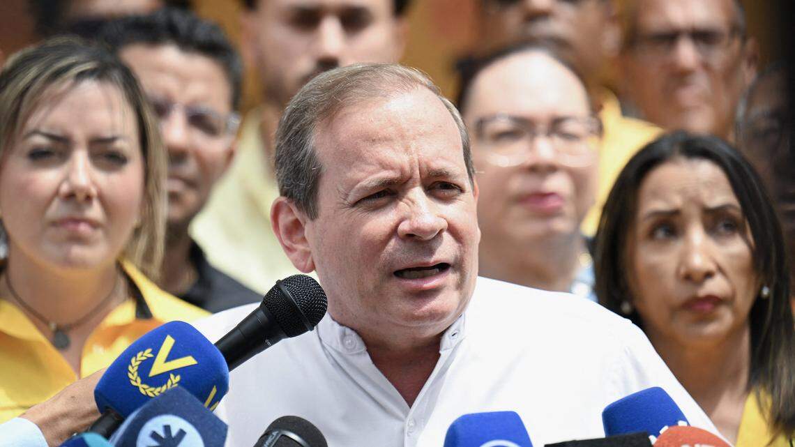 El líder político venezolano Juan Pablo Guanipa habla durante una conferencia de prensa en Caracas el 4 de marzo de 2026.