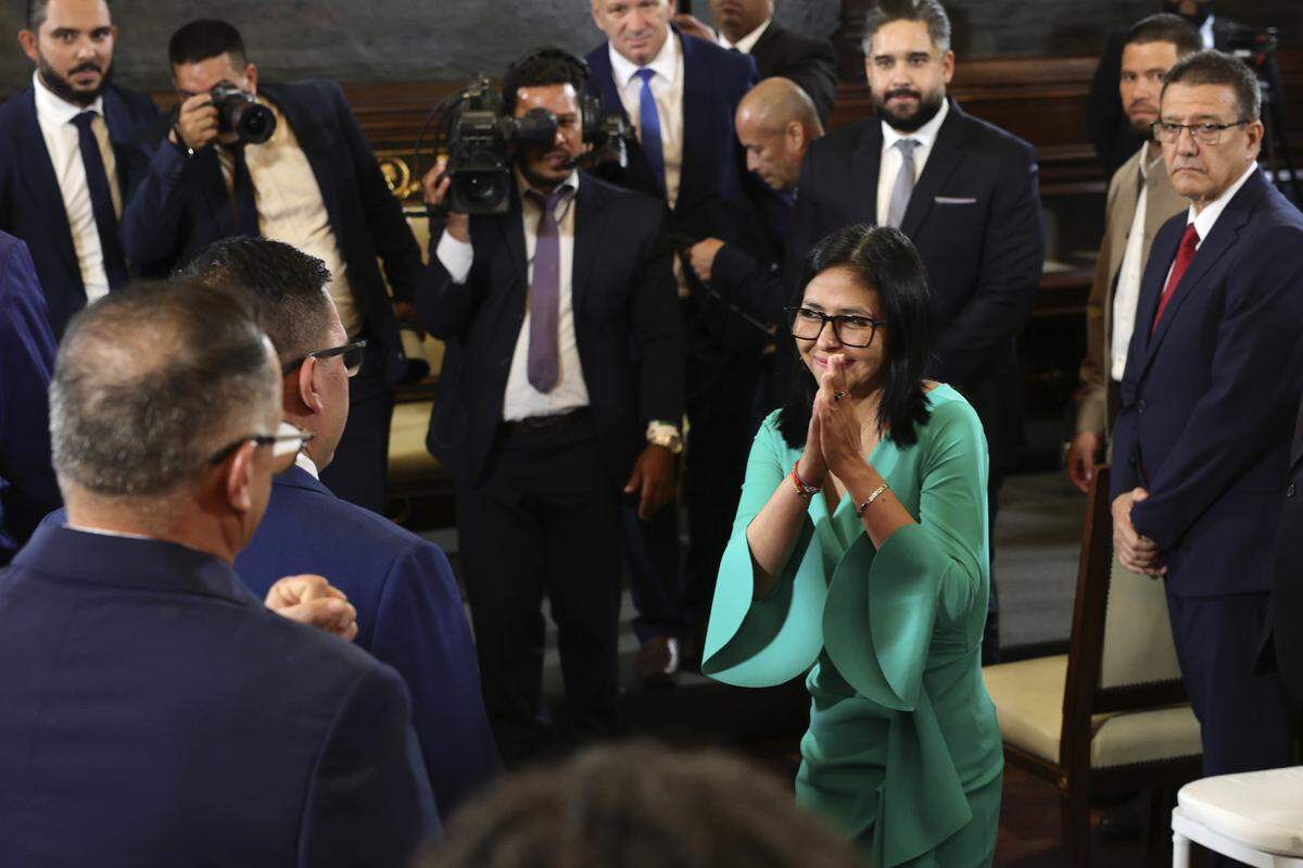 La vicepresidenta de Venezuela, Delcy Rodríguez, reacciona tras jurar como presidenta interina de Venezuela durante la sesión inaugural del período legislativo constitucional 2026-2031 en el Palacio Federal Legislativo el 5 de enero de 2026 en Caracas, Venezuela.