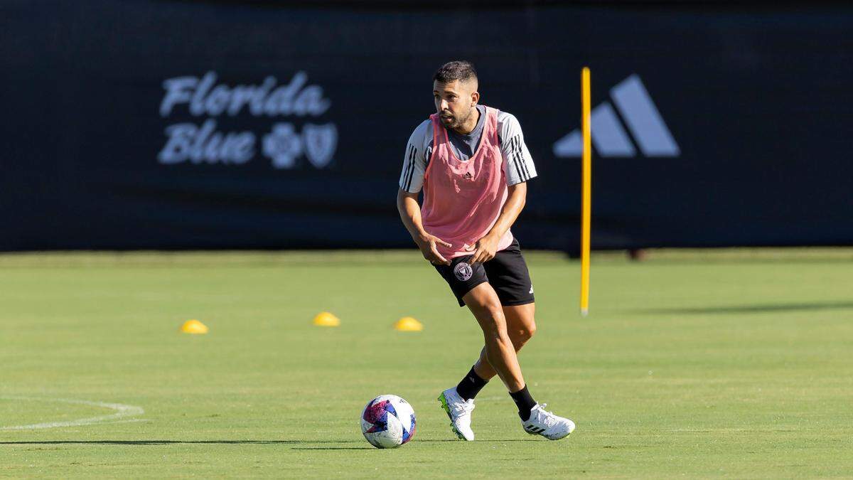 El jugador del Inter Miami Jordi Alba participa en un entrenamiento con el Inter Miami en el Florida Blue Training Center, el 1ro de agosto de 2023 en Fort Lauderdale, Florida.