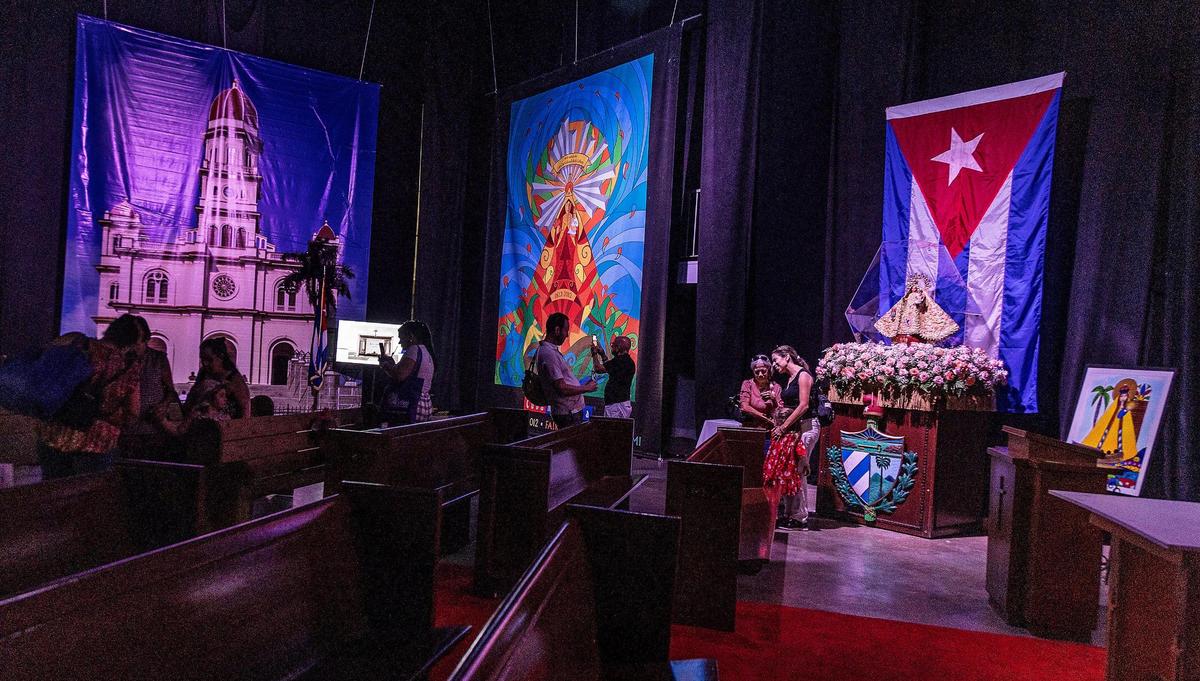 Vista interior del pabellón de CubaNostalgia que simula la Catedral de La Habana, donde se encuentra la imagen peregrina de la Virgen de la Caridad de la Ermita.