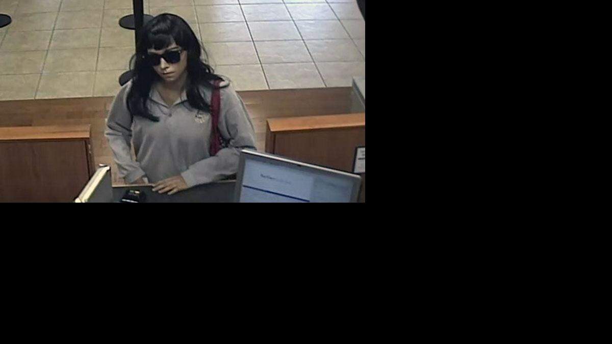 La mujer escapó con una suma de dinero que no se especificó. 
