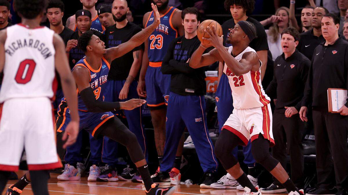 El delantero del Heat Jimmy Butler (22) busca disparar el balón contra el delantero de los Knicks, RJ Barrett (9), durante el último cuarto celebrado el 24 de noviembre de 2023; en el Madison Square Garden, de Nueva York.