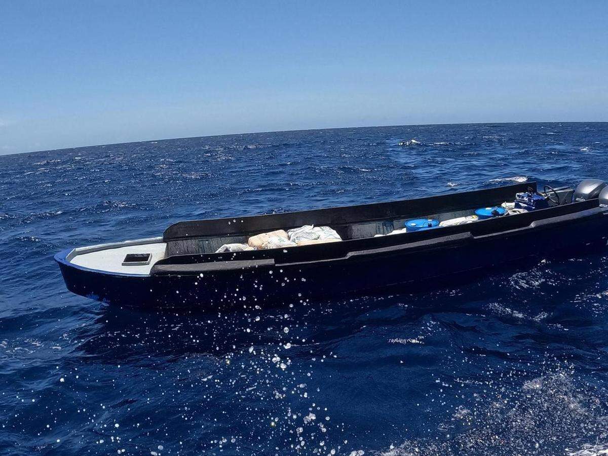 Una tripulación del Servicio Guardacostas detuvo a una embarcación sospechosa a unas 52 millas al norte de Carabobo, Venezuela, el 2 de agosto de 2025. La tripulación del HNLMS Friesland de la Armada Real de los Países Bajos y una tripulación del Escuadrón Táctico de Interdicción de Helicópteros a bordo brindaron apoyo táctico durante la interceptación.