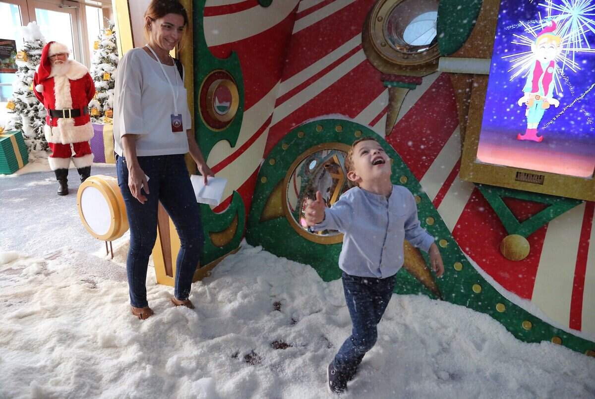 El popular centro comercial de Doral brinda en sus noches actividades recreacionales para el público. Durante esta temporada de fiestas, a las 7 de la noche, hay una “tormenta” de nieve.