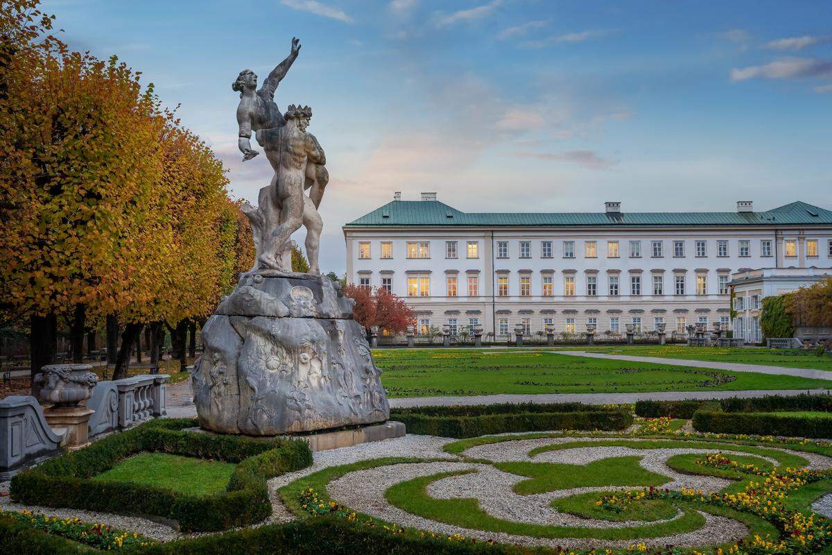 Palacio de Mirabell, y sus jardines, al atardecer, uno de los monumentos más importantes de Salzburgo, en Austria.