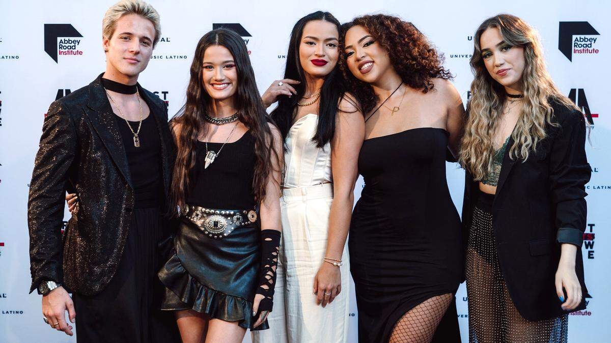 El quinteto egresado de la Art House Academy: Teo Bok, italianoalemán; Joaquina, venezolana; RIZA, de ascendencia cubana y filipina; Paola Guanche, cubanoamericana y Ela Taubert, colombiana.