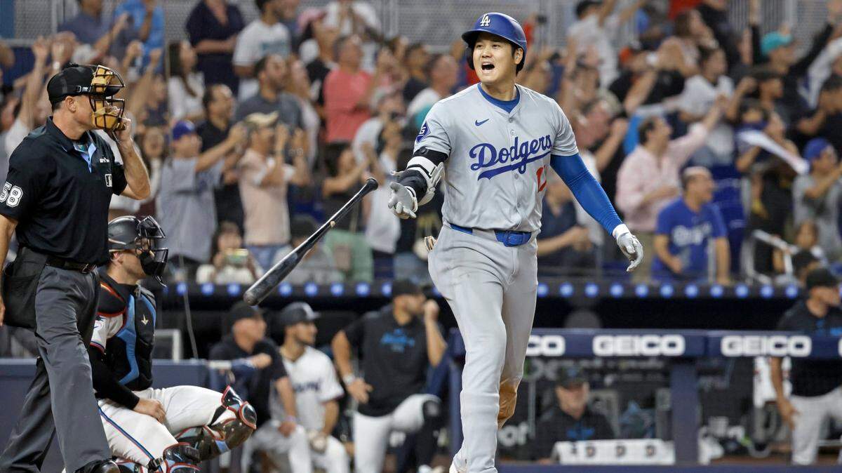 El bateador designado de los Dodgers de Los Angeles Shohei Ohtani reacciona tras pegar su jonrón 50 de la temporada que lo consagró como el primer pelotero en la historia de Grandes Ligas en conseguir esa cifra y 50 bases robadas en una misma campaña, en el partido contra los Marlins el 19 de septiembre de 2024 en el loanDepot park de Miami.