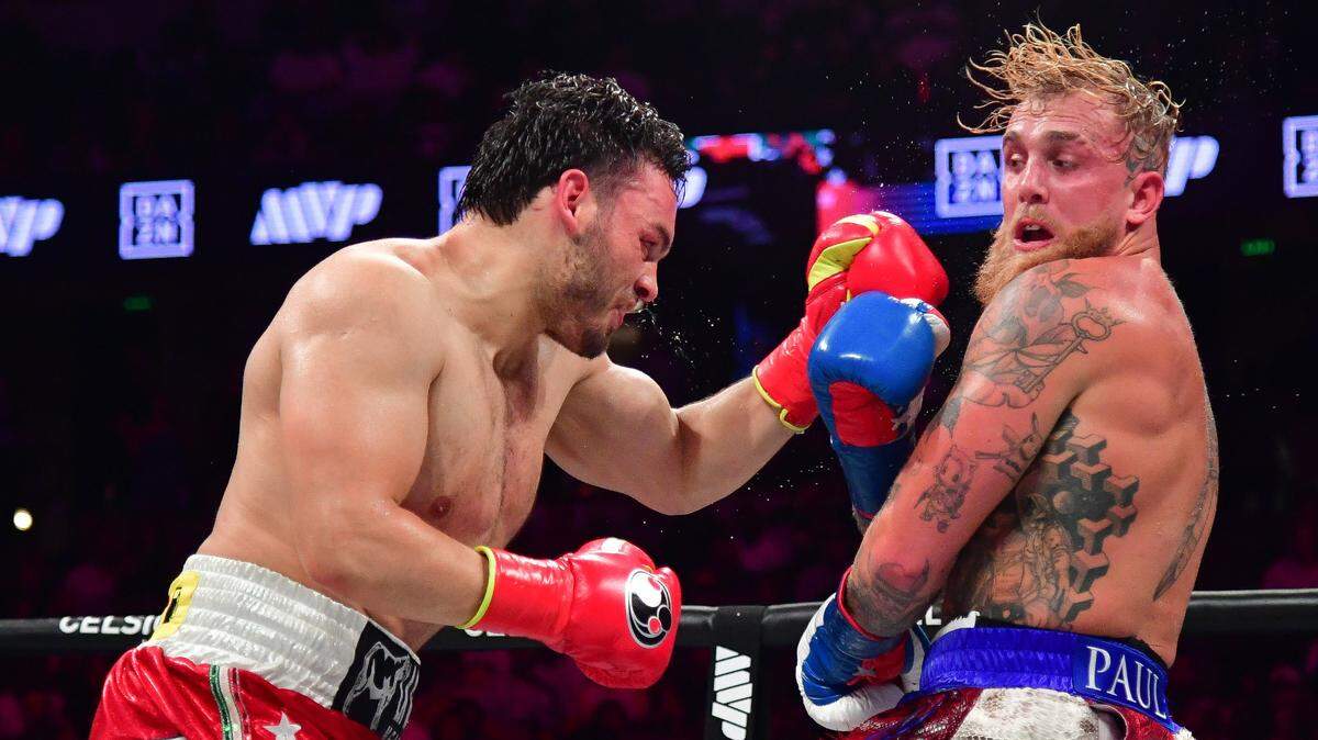 El boxeador mexicano Julio César Chávez Jr. (izq.) tira un golpe a Jake Paul, en la pelea celebrada el 28 de junio de 2025 en Anaheim, California.