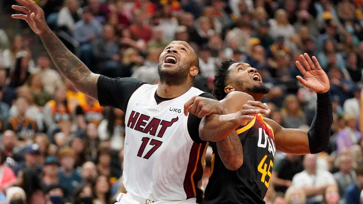 El jugador del Heat P.J. Tucker lucha por un rebote con Donovan Mitchell, del Jazz de Utah, en el partido celebrado el 13 de noviembre de 2021 en Salt Lake City.
