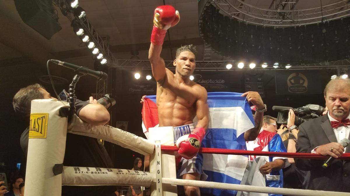 YURIORKIS GAMBOA saluda a los aficionados tras su triunfo el 10 de noviembre de 2018, en Miami.