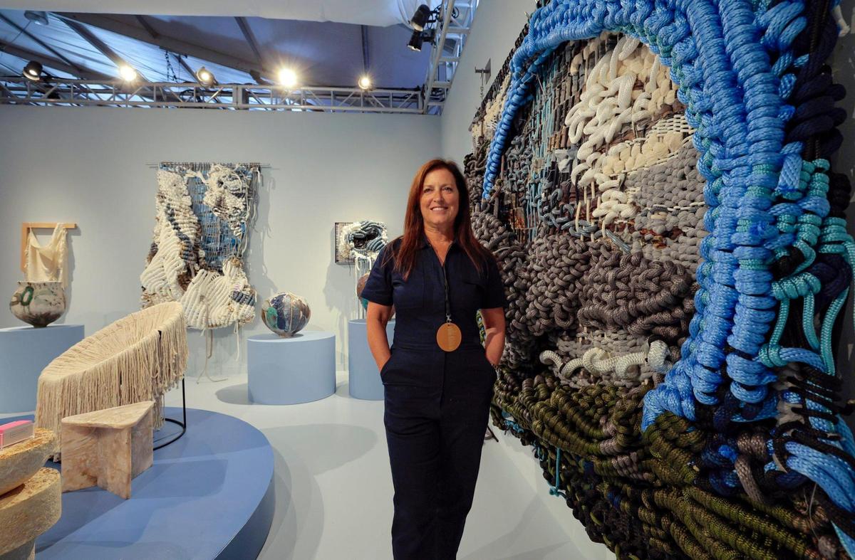 Mindy Solomon junto a un tapiz monumental de Jaqueline Surdell en la galería Mindy Solomon en Design Miami en Miami Beach, Florida, el martes 3 de diciembre de 2024.