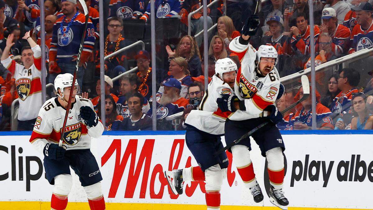 El jugador de los Panthers de Florida Brad Marchand (63) reacciona tras anotar el gol del triunfo de su equipo ante los Oilers, en el segundo partido de la final de la NHL celebrado el 6 de junio de 2025 en Edmonton.