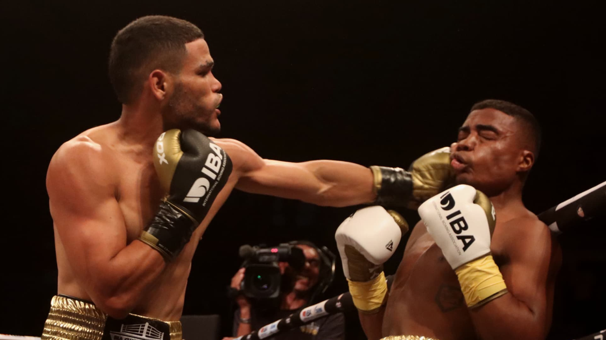 El único medallista de oro del boxeo cubano en los Juegos de París 2024, Erislandy Álvarez (izq.), venció por decisión unánime al colombiano José Ignacio Muñoz, el martes en La Habana.