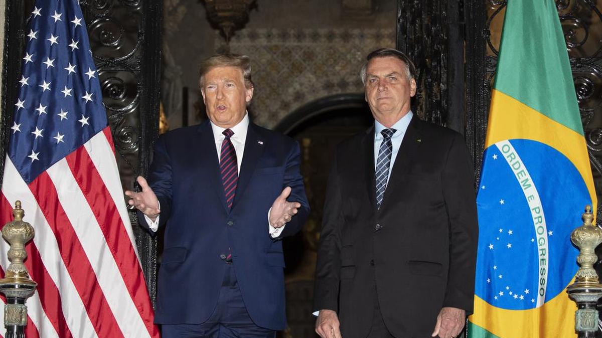 El presidente Donald Trump hace declaraciones a l prensa antes de una cena con el mandatario brasileÃ±o Jair Bolsonaro en la residencia Mar-a-Lago, propiedad del primero en Palm Beach, Florida, el sÃ(degrees)bado 7 de marzo de 2020. (AP Foto/Alex Brandon)