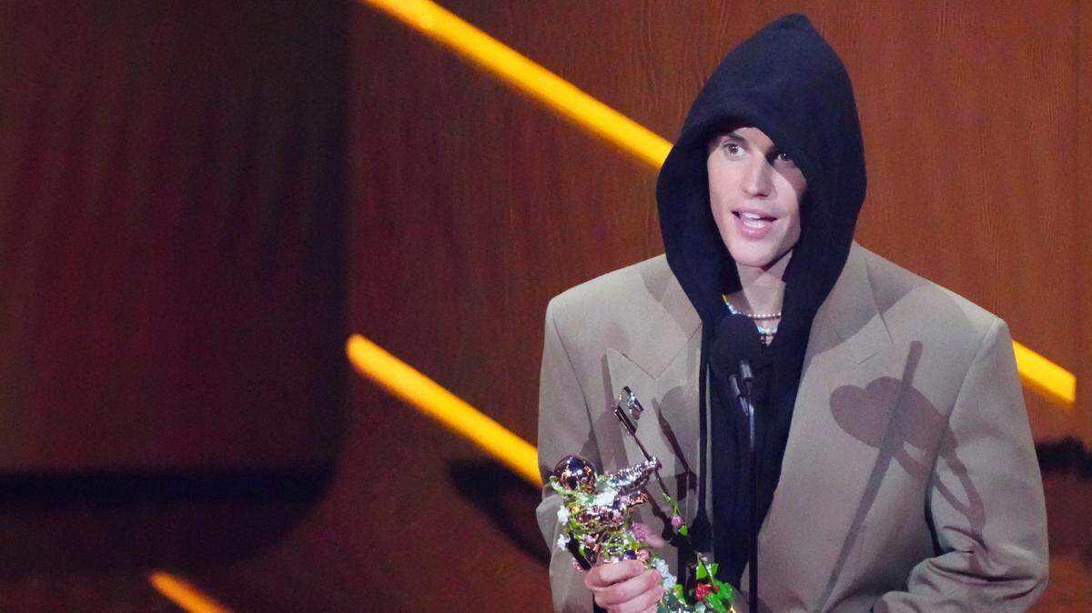 Justin Bieber recibe el premio al artista del año en la ceremonia de los Premios MTV a los Videos Musicales, el domingo 12 de septiembre de 2021 en el Barclays Center en Nueva York.