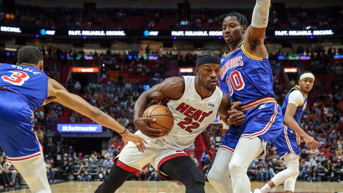 El delantero del Heat Jimmy Butler entra al aro ante la defensa de los Warriors de Golden State, en el partido celebrado el 23 de marzo de 2022 en Miami.