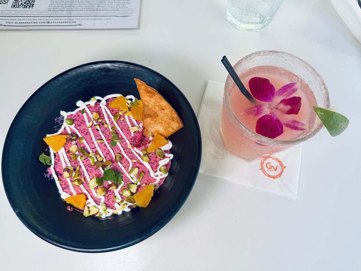 Dip de remolacha en el restaurante Glass and Vine en Coconut Grove