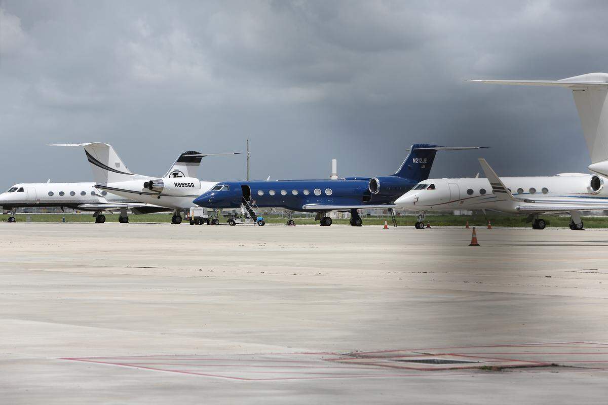 El avión privado de Jeffrey Epstein en el Aeropuerto Internacional de Palm Beach, en una imagen del 24 de mayo del 2018. El multimillonario usa el avión para viajar entre sus viviendas en Palm Beach, Nueva York, Nuevo México y las Islas Vírgenes de Estados Unidos. Durante la década en que según la Policía abusó de docenas de niñas, usaba un avión diferente, apodado el Lolita Express’.
